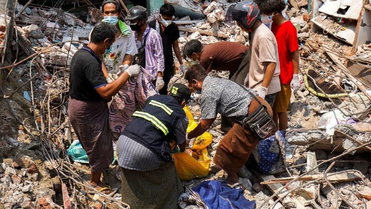 Es fehle an schwerem Gerät für die Lebensrettung in Myanmar nach dem Erdbeben, heißt es in Medienberichten