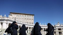 संत पेत्रुस महागिरजाघर के प्रांगण में धर्मबहनें