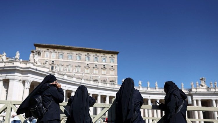 संत पेत्रुस महागिरजाघर के प्रांगण में धर्मबहनें