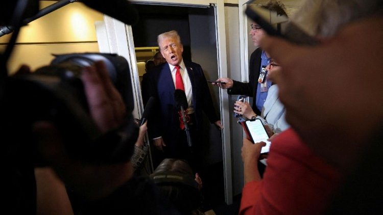 Il presidente americano parla ai giornalisti dall'Air Force One