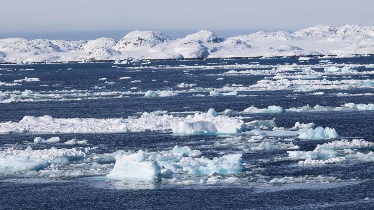 Vue de la glace flottant dans le fjord de la capitale du Groenland, Nuuk.