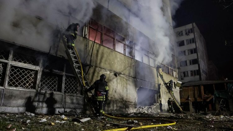 Incendi a Kharkiv dopo gli attacchi notturni di Mosca