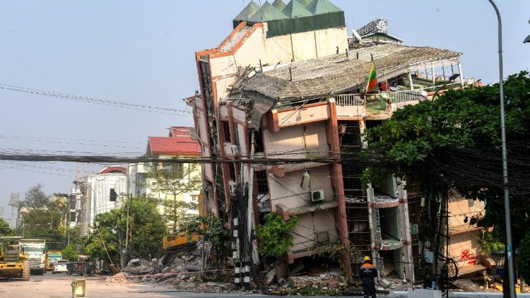 Les dégâts après le puissant séisme à Mandalay en Birmanie.