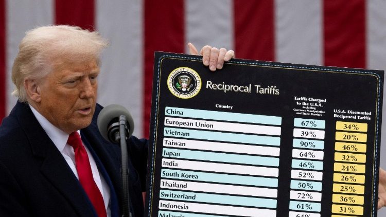 Le président Donald Trump dévoilant le tableau des droits de douane par pays, le 2 avril 2025
