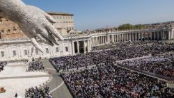 संत पेत्रुस महागिरजाघर का प्रांगण 