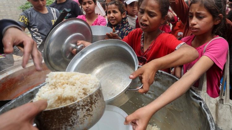 Palesztinok élelemért állnak sorba egy szegénykonyhán