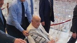 ഫ്രാൻസീസ് പാപ്പാ, പാപ്പായുടെ വേഷമണിയാതെ, വിശുദ്ധ പത്രോസിൻറെ ബസിലിക്കയിൽ എത്തിയപ്പോൾ, 10/04/25, വ്യാഴം