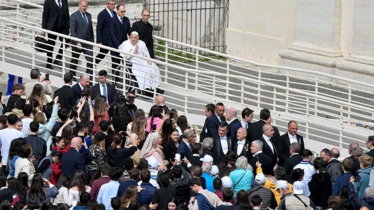 संत पेत्रुस महागिरजाघर का प्रांगण में विश्वासियों के साथ संत पापा फ्रांसिस