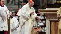 Domenico Calcagno bíboros a nagycsütörtöki krizmaszentelési szentmisén