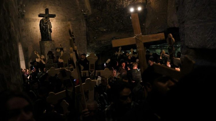 Prociss&atilde;o da Sexta-feira Santa ao longo da Via Dolorosa, na Cidade Antiga de Jerusal&eacute;m, 2025.