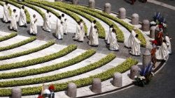 திருப்பலியின் வருகைப் பவனியின்போது அருள்பணியாளர்கள்