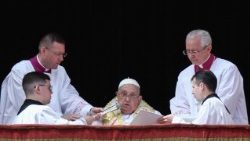 संत पापा, पास्का रविवार को वाटिकन झरोखे से विश्व को आशीर्वाद देते हुए