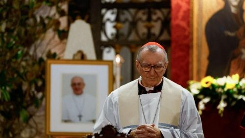 कार्डिनल पारोलिन ने संत मरिया मेजर महागिरजाघऱ में रोज़री का नेतृत्व किया 