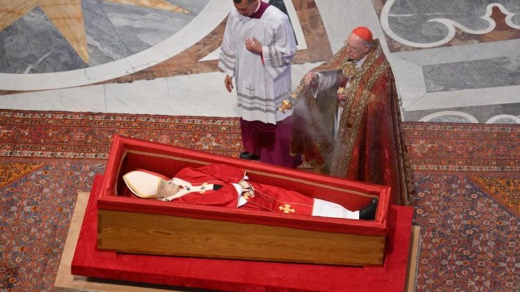 संत पापा फ्राँसिस का पार्थिव शरीर को संत पेत्रुस महागिरजाघर में स्थानांतरित किया गया