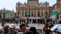 மறைந்த திருத்தந்தைக்கு அஞ்சலி செலுத்த குவிந்துள்ள மக்கள் 