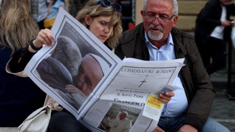 Mimořádné číslo deníku v italském jazyce se v těchto dnech zdarma rozdává na Svatopetrském náměstí.