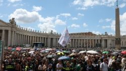 திருத்தந்தையின் உடலை தரிசிக்க வளாகத்தில் குழுமியிருக்கும் கூட்டம்