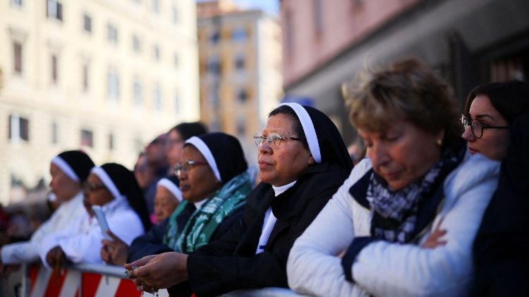 Bereits am Vormittag warteten Menschen an der Basilika Santa Maria Maggiore