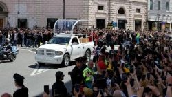 O caixão do Papa seguindo o cortejo pelas ruas com um papamóvel (foto REUTERS/Mohammed Salem)