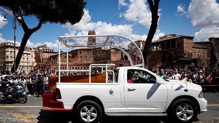 Ковчегът с тленните останки на Франциск в последното патуване с Папамобила