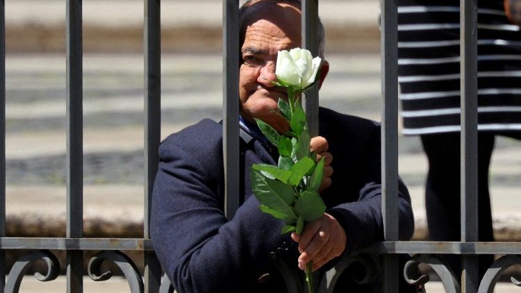 En som stod og ventet utenfor Santa Maria Maggiore