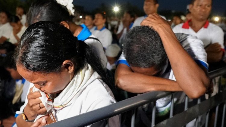 Prière et émotion lors de la messe célébrée à Dili pour le Pape François en septembre 2024.