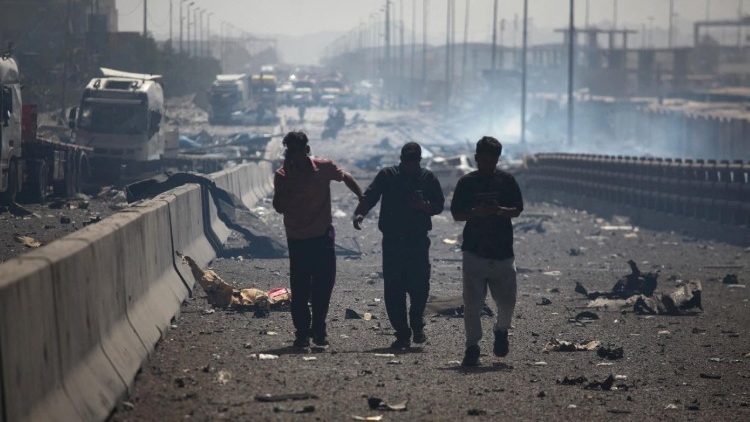 L'esplosione al porto di Shahid Rajaee, in Iran