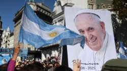 Eine Messe wird für den verstorbenen Papst Franziskus in Buenos Aires gefeiert