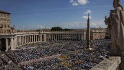 The faithful filled St. Peter's Square and surrounding areas for the Solemn Requiem Mass for Pope Francis  (VATICAN MEDIA Divisione Foto)
