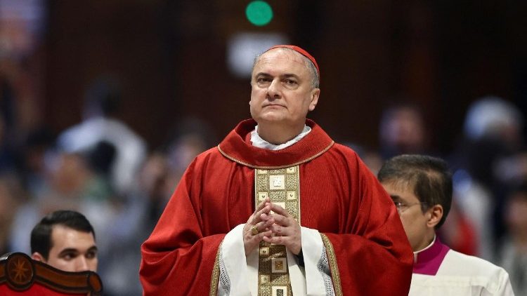 संत पेत्रुस महागिरजाघर में चौथे नोवेमदियालेस मिस्सा की अध्यक्षता करते हुए, कार्डिनल गम्बेत्ती  