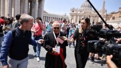 Kardinal Goh aus Singapur am Samstag umgeben von Journalisten am Petersplatz