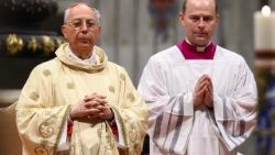 திருப்பலியின்போது கர்தினால் Dominique Mamberti 