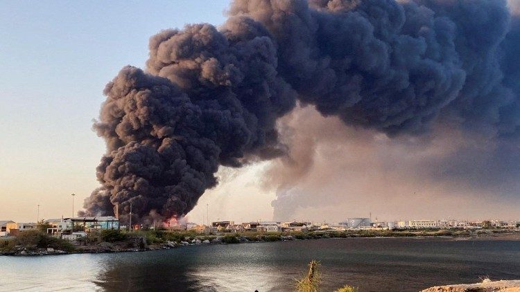 Un deposito di carburante bombardato a Port Sudan