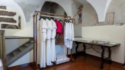 "आँसुओं का कमरा", सिस्टिन चैपल के बगल में एक छोटा कमरा, वाटिकन में अगले पोप के चुनाव के लिए होने वाले सम्मेलन से पहले