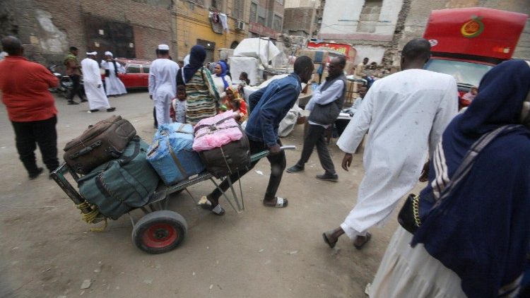 Watu wakikimbia nchini Sudan