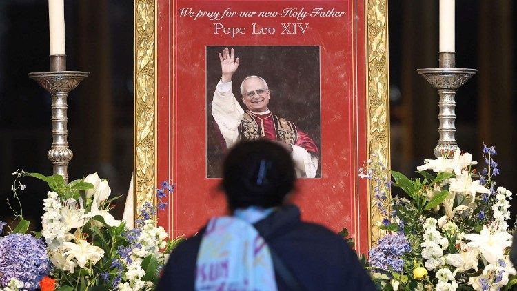 Fiéis em oração pelo Pontífice recém-eleito