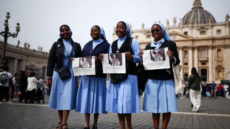 Ordensfrauen mit einer Kopie des Osservatore Romano