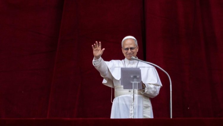 पोप लियो 14वें स्वर्ग की रानी प्रार्थना का पाठ करते समय आशीष देते हुए