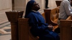 Religiosa nigeriana em oração