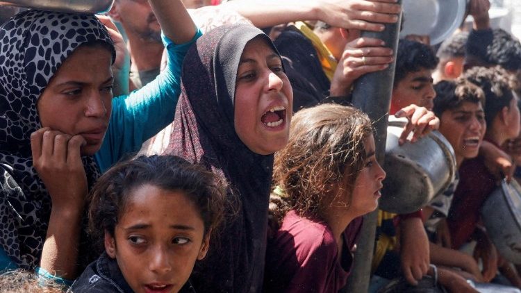 Wapalestina wakisubiri kupata chakula katika jiko la upendo. Hali ni ngumu sana watoto wanalia kwa njaa na utapiamlo wa kukithiri.