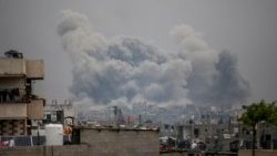 Columnas de humo se elevan desde Jabalia después de los ataques israelíes.