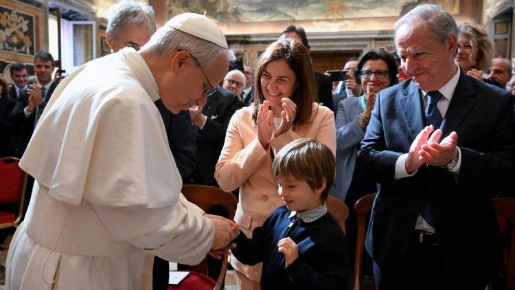 चेंतेसिमुस अन्नुस फाउंडेशन के सदस्यों से मुलाकात करते संत पापा फ्रांँसिस