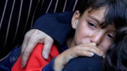 Um menino chora durante o funeral de palestinos mortos em ataques israelenses, no hospital Nasser, em Khan Younis, sul da Faixa de Gaza, em 21 de maio de 2025. REUTERS/Hatem Khaled