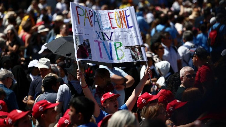 संत पापा लियो 14वें ने स्वर्ग की रानी प्रार्थना गाने में श्रद्धालुओं का नेतृत्व किया 