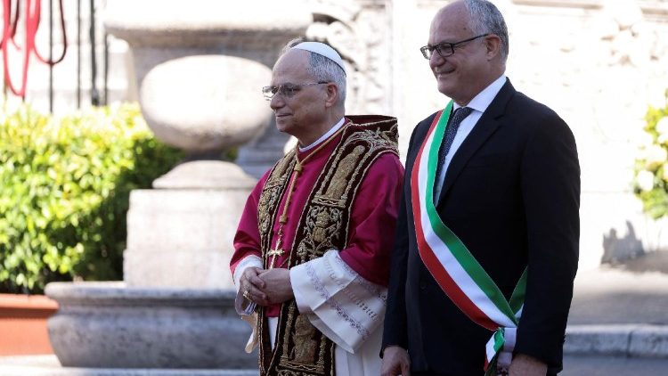 संत पापा लियो 14वें रोम के कपिटोलिन हिल में महापौर रॉबर्टो गुआल्तिएरी के साथ