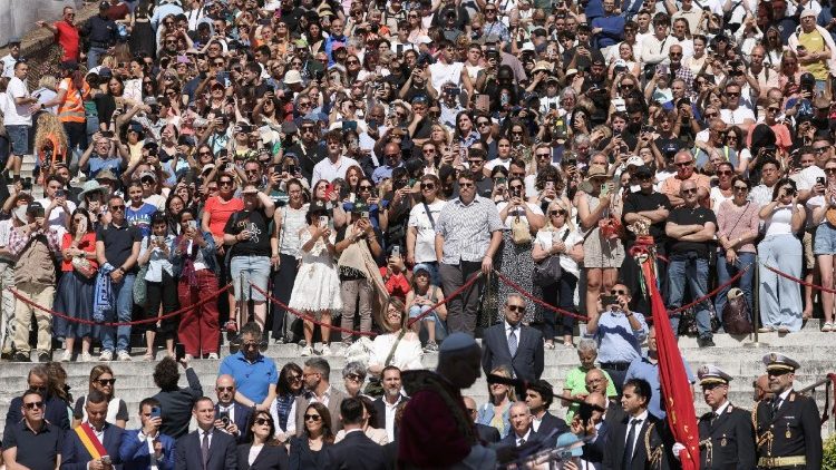 रोम के कपिटोलिन हिल पर  संत पापा का स्वागत करते रोम के विश्वासी