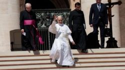 Леў XIV спускаецца да вернікаў