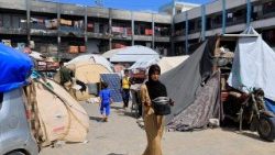 विस्थापित फिलिस्तीनी खान यूनिस में UNRWA स्कूल में शरण ले रहे हैं