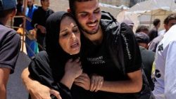 Gyászoló palesztinok egy izraeli támadásban elhunyt szeretteik temetésén Khan Younis-ban