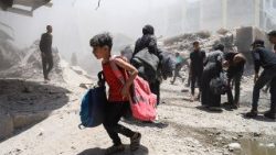 गाजा शहर में एक घर पर इजरायली हमले के बाद फिलिस्तीनी लोग घर खाली करते हुए 